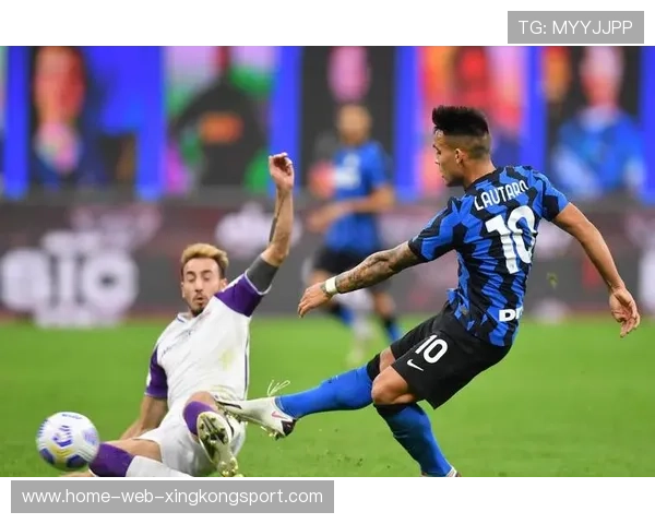 佛罗伦萨前场压迫瞬间加强逼得对方不断回缩 佛罗伦萨前场压迫瞬间加强逼得对方不断回缩