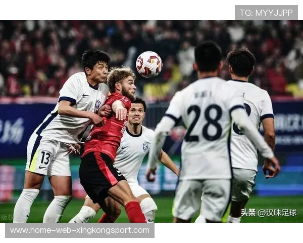 青岛西海岸强势逼抢逼得对方多次失误